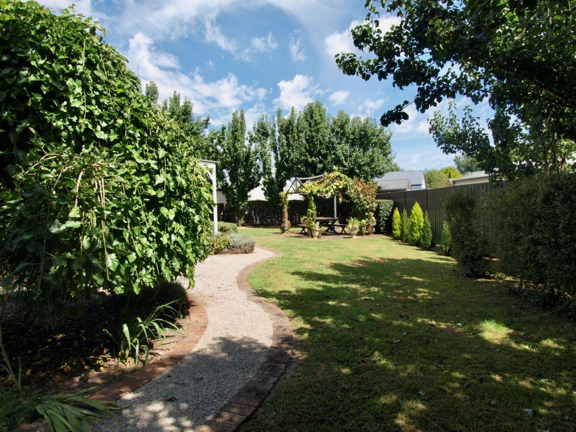 Collins Cottage - Luxury Accommodation Bright Exterior photo