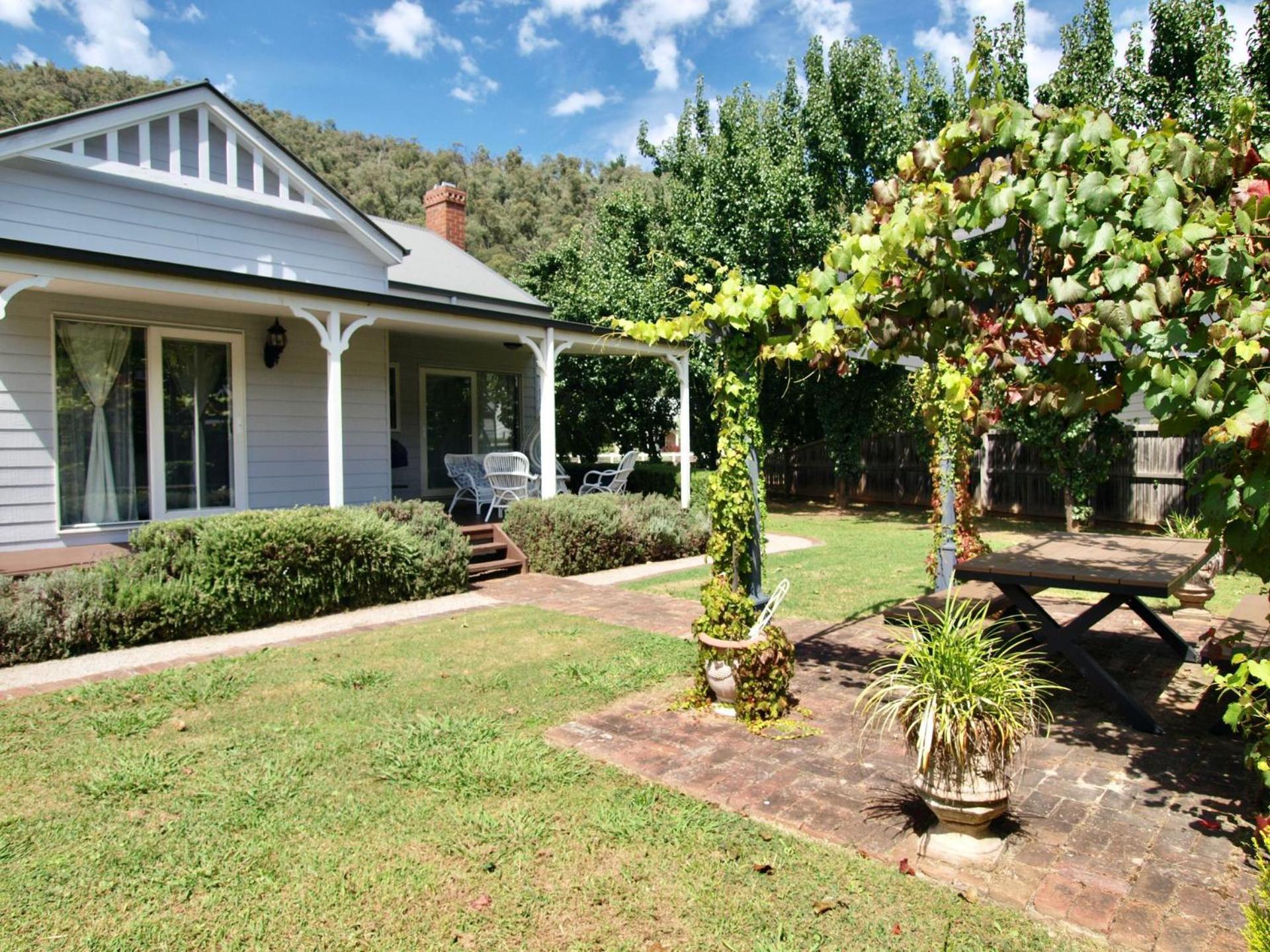 Collins Cottage - Luxury Accommodation Bright Exterior photo